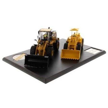 CATERPILLAR SET OF 2 MODELS 966A AND 966M LOADER ON COMPACT WHEEL WITH FIGURINE Die cast farm